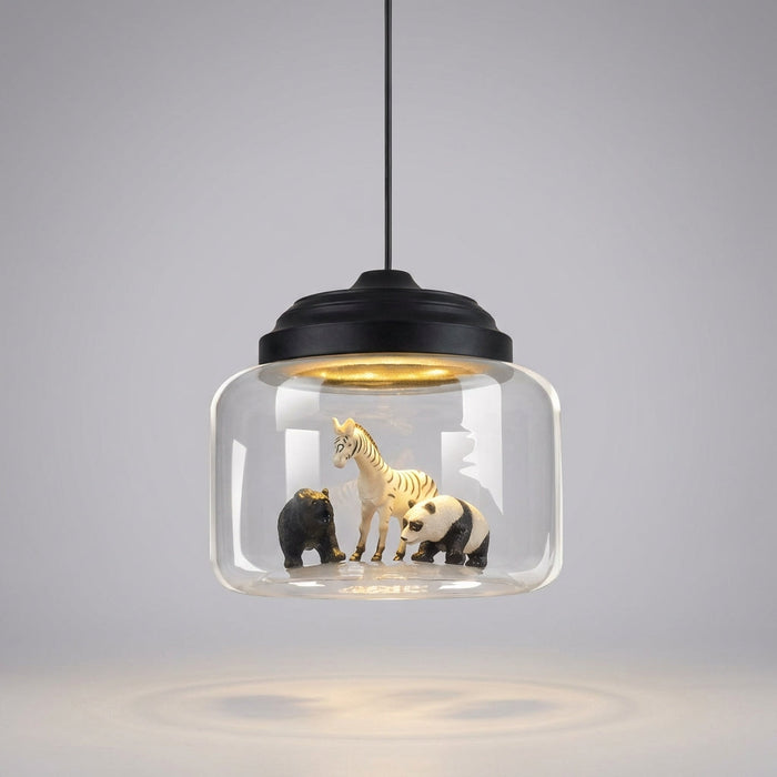 Lampa wisząca LED z regulowanym kablem i szklanym kloszem, ozdobiona zabawnymi figurkami zw 2