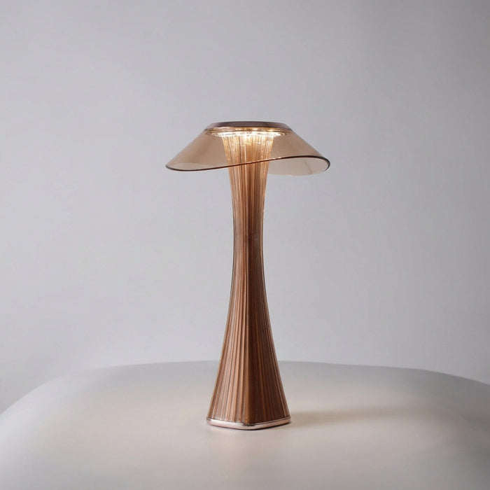 Nowoczesna lampa akcentująca z rzeźbiarskim designem, oferująca ciepłe światło idealne do 2