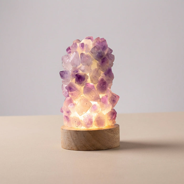 Lampa stołowa z ametystowym kryształem i drewnianą podstawą, idealna do minimalistycznego wystroju 0