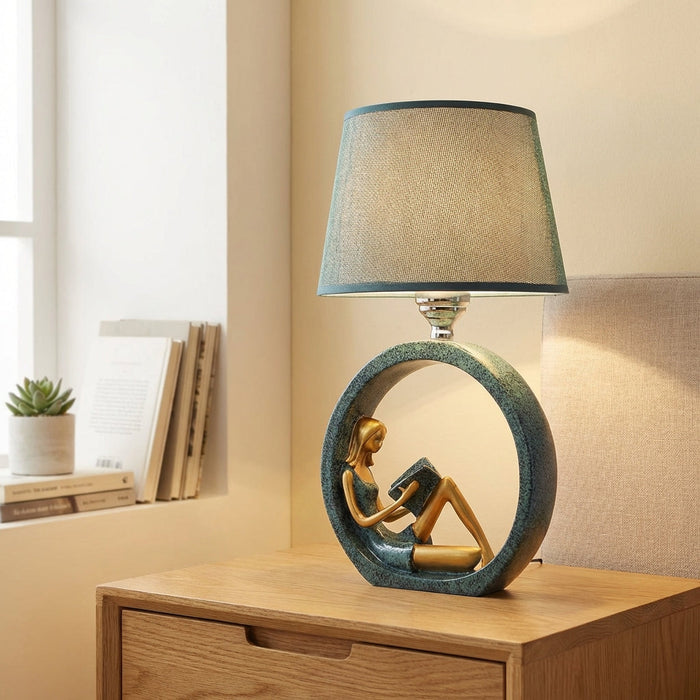 Lampa stołowa z rzeźbioną podstawą, emitująca miękkie ciepłe światło, idealna do 1