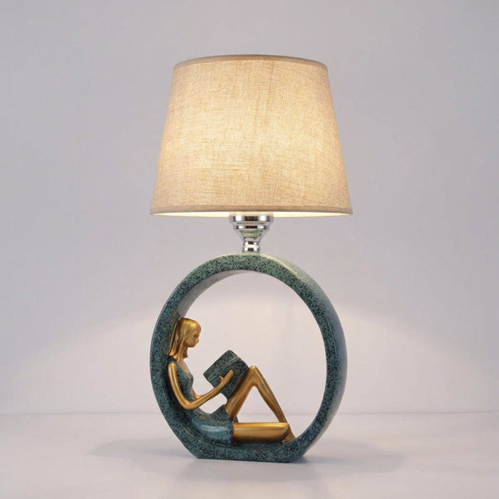 Lampa stołowa z rzeźbioną podstawą, emitująca miękkie ciepłe światło, idealna do 2